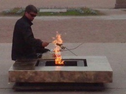 В Петербурге на Вечном огне приготовили шашлык