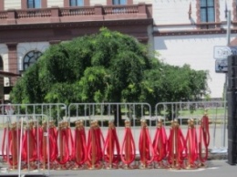 Возле одесского Оперного театра появилась гигантская красная дорожка (ФОТО)