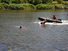 Спасатели провели тренинг, во время которого дети и взрослые научились оказывать помощь на воде