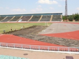 На стадионе имени Гагарина в Чернигове начали снимать газон