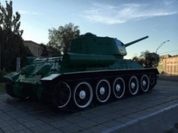 Волонтеры перекрасили танк на Шулявке