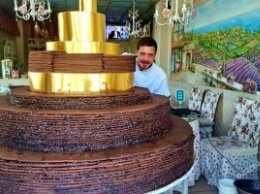 В честь 7-го ОМКФ кондитеры испекли 350-килограмовый торт