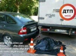 В Киеве водителя грузовика насмерть раздавил его автомобиль