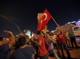 Сторонники Эрдогана вышли в Стамбуле и Анкаре, в столкновениях есть раненые