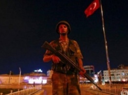 Здание турецкого парламента обстреливают танки - Reuters