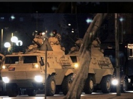 В Стамбуле начались аресты, военные покидают свои позиции