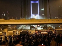 Военные, захватившие мост через Босфор, сдались полиции