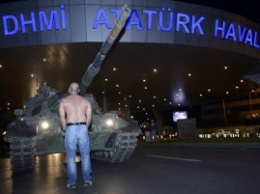 Около 30 граждан Украины находятся в безопасности в аэропорту Стамбула