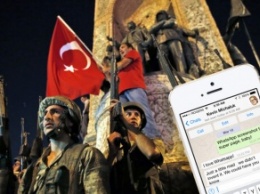 Мятежники в Турции координировали действия с помощью WhatsApp на iPhone [видео]