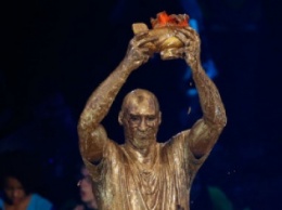 Уже легенду Коби Брайанта облили золотой краской во время вручения приза