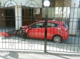 В Харькове американец "под веществами" въехал на авто в забор налоговой (ФОТО)