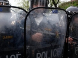В Ереване оппозиционные силы держат в заложниках 8 полицейских