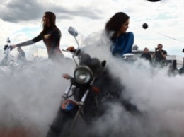Страшное ДТП с девушкой-байкер на мотоцикле попало на видео