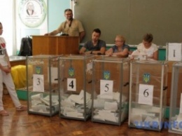 В Чернигове участковые комиссии "подкармливает" один из кандидатов