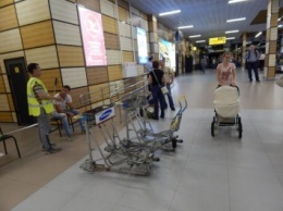 Новое жлобство в аэропорту Симферополя: с пассажиров дерут деньги за тележки для багажа