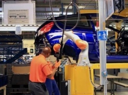 На Кельнском заводе Ford люди работают совместно с роботами