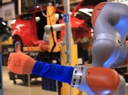На заводе Ford в Кельне люди работают вместе с роботами