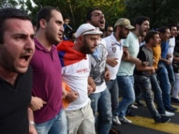 Протесты в Армении: в заложниках до сих пор четыре полицейских