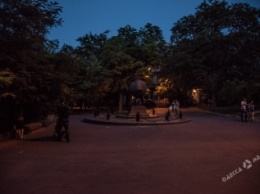 Бульвар Жванецкого в Одессе: что скрывает темнота (фоторепортаж)