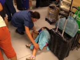 В аэропорту Симферополя один из другим задерживают рейсы: пассажирам вызывают спасателей, психологов и «скорые» (ФОТО)