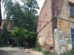 Из-за сноса заброшенного здания, в центре Харькова может рухнуть жилой дом (ФОТО)
