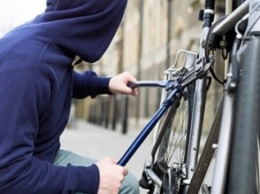 В Кременчуге 14-лений подросток угнал велосипед, а 25-летний парень украл вещи из бара