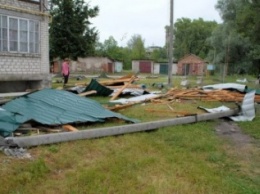 На Сумщине ураган посрывал крыши с домов и школ (ФОТО)