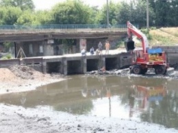 В Кропивницком продолжается капитальный ремонт гидросооружения под Михайловским мостом