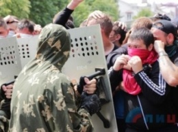 В Луганске боевики уже учат горожан, как нападать на международную миссию ОБСЕ (ФОТО)