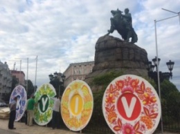 В центра Киева появились огромные расписные тарелки