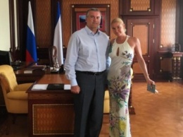 Анастасия Волочкова приняла благодарность за тур от Сергея Аксенова