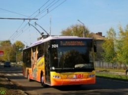 Славянские троллейбусы увешены рекламой. Неэстетичный вид "оценил" городской голова