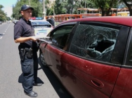 Терминатор: в Одессе патрульный полицейский голой рукой разбил стекло неправильно припаркованного автомобиля