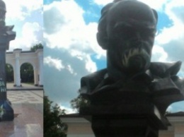 В Симферополе на памятнике Тарасу Шевченко появился трезубец и надпись «Слава Украине»