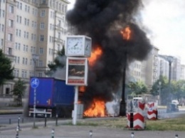 В центре Берлина после ДТП со скутером сгорел грузовик