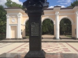 В Симферополе отмыли памятник Тарасу Шевченко от украинской символики