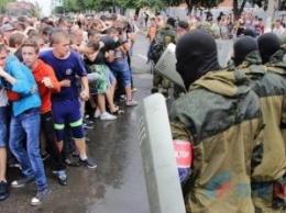 Необычные учения в Луганске - горожане тренировались останавливать врукопашную вооруженных полицаев ОБСЕ