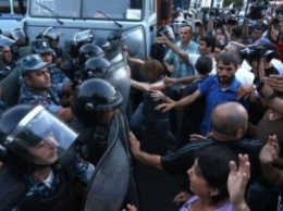 В Ереване вновь произошли столкновения между полицией и активистами