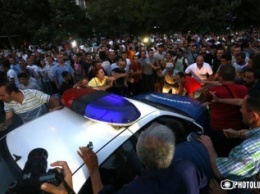 В Ереване произошли столкновения между полицией и демонстрантами