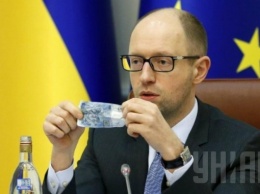 Яценюк заявил, что США не дают Украине оружие из-за запрета ЕС