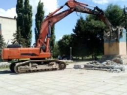 У соседей получилось: в Новом Буге на Николаевщине снесли постамент памятника Ленину