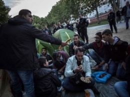 В лагере беженцев в Париже идет срочная эвакуация