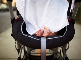 Ученые рассказали, почему в жару нельзя прикрывать коляску с ребенком