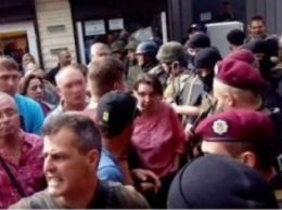 В Днепре активисты подрались с полицейскими из-за сноса киосков