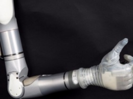 В США начали производство роботизированной руки, управляемой силой мысли
