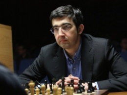 Крамник сыграл вничью с Каруаной в 5-м туре шахматного турнира в Дортмунде