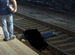 На ж/д вокзале поезд разрезал мужчину пополам