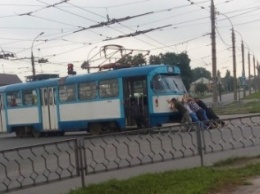 Трамвайный "дрифт": харьковчане самостоятельно толкали вагон на рельсы (ФОТО)