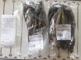 В бычках, купленных в одном из супермаркетов Херсона, покупатель обнаружил червей (фото)