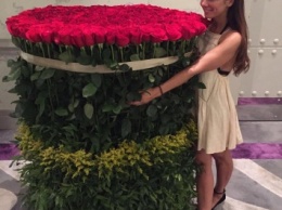 Анна Седокова получила букет в 1000 роз